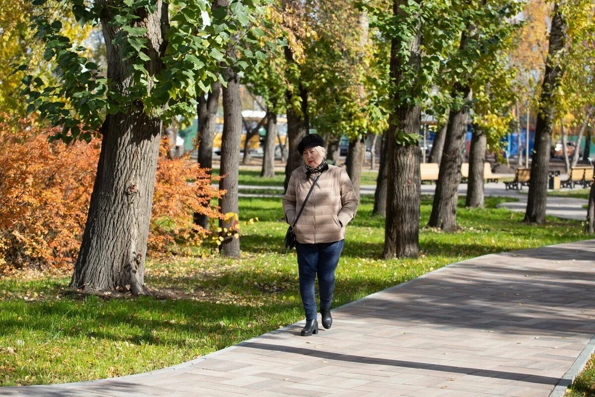 Сквер железнодорожников Тюмень. Ростов осенью. Тюмень осень. Тюмень осенью.