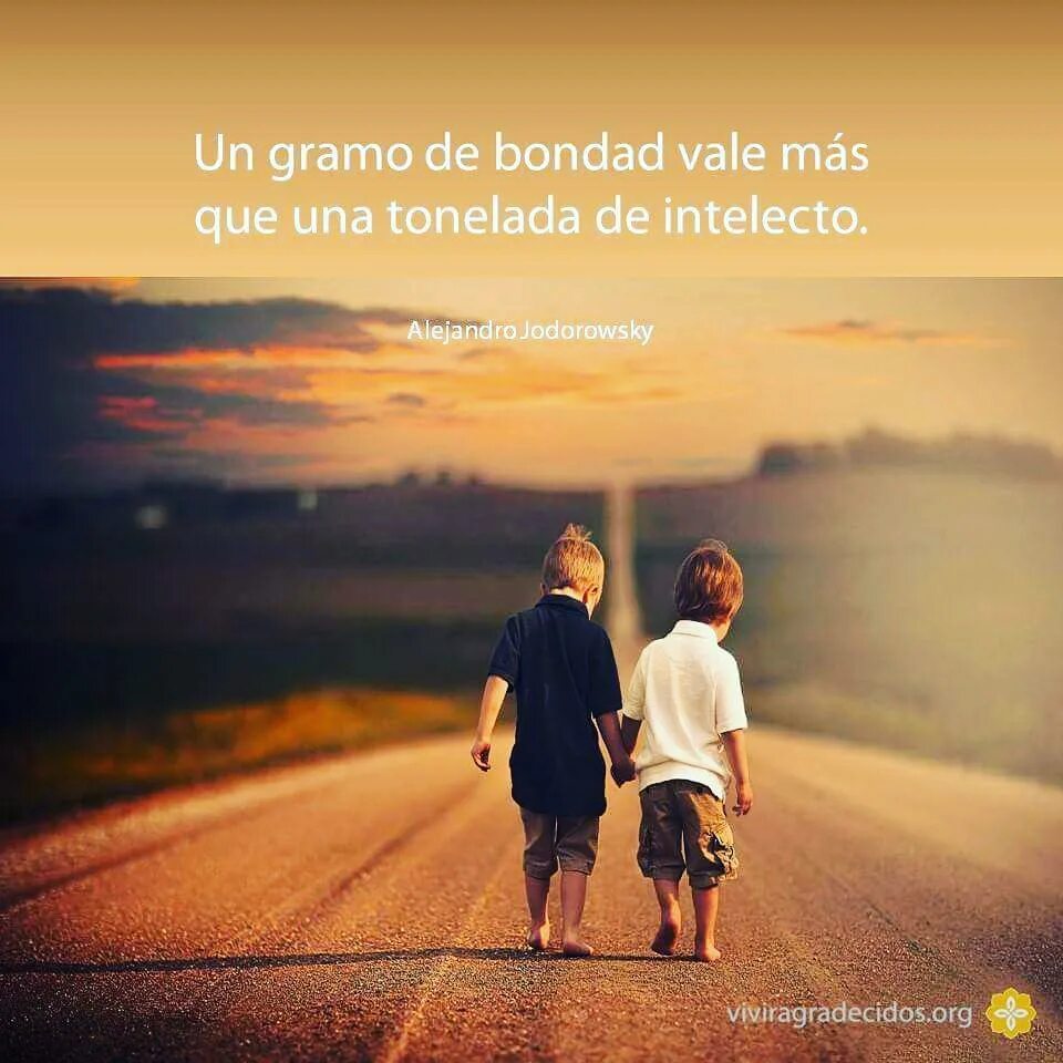 человек шагает. Paul samih badran,. черные женские кроссовки для ходьбы и бега. Walk thought. люди гиф минимализм.