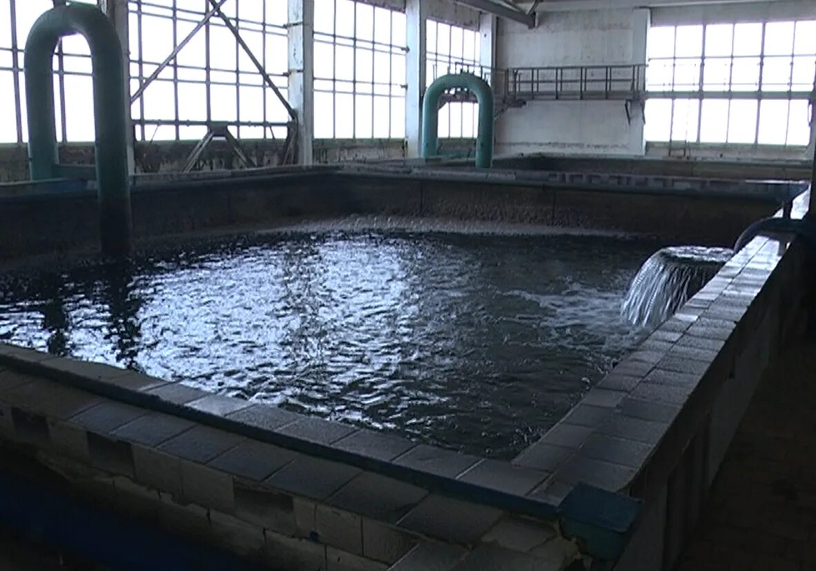 авария на водоводе. трубы в шахте. шахты порыв водовода. авария на водоводе в шахтах. водоподъем.