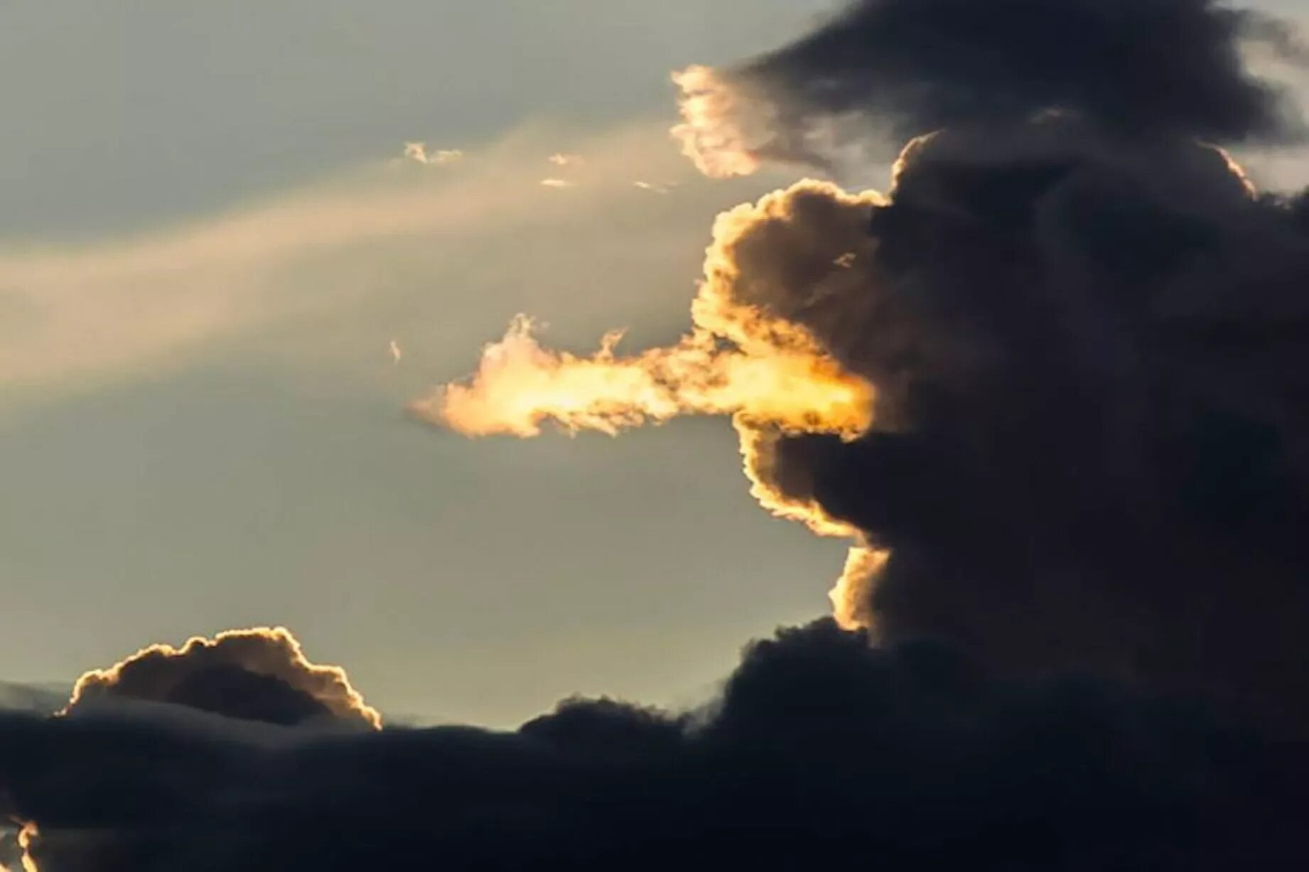 Look at those clouds. Необычные облака. Причудливые облака в небе. Облака форма. Облака причудливой формы.