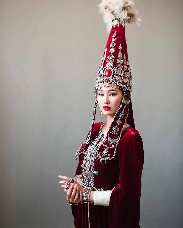 Kazakh traditional. Саукеле казахский. Саукеле Скифы. Казахская Национальная одежда саукеле. Головной убор саукеле Казахстан.