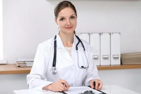 Женщина врач на свою