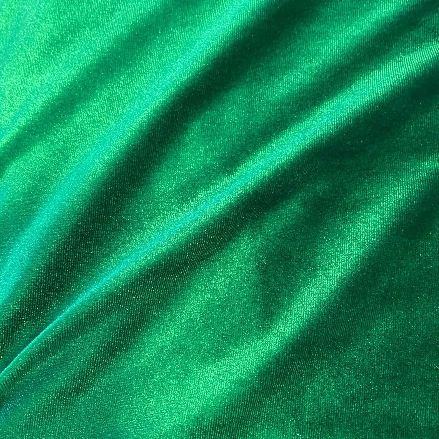 Вельвет ткань изумруд. Драппировка изумрудный бархат. Бархат темно-зеленый t32lux. Ткань бархат изумруд.