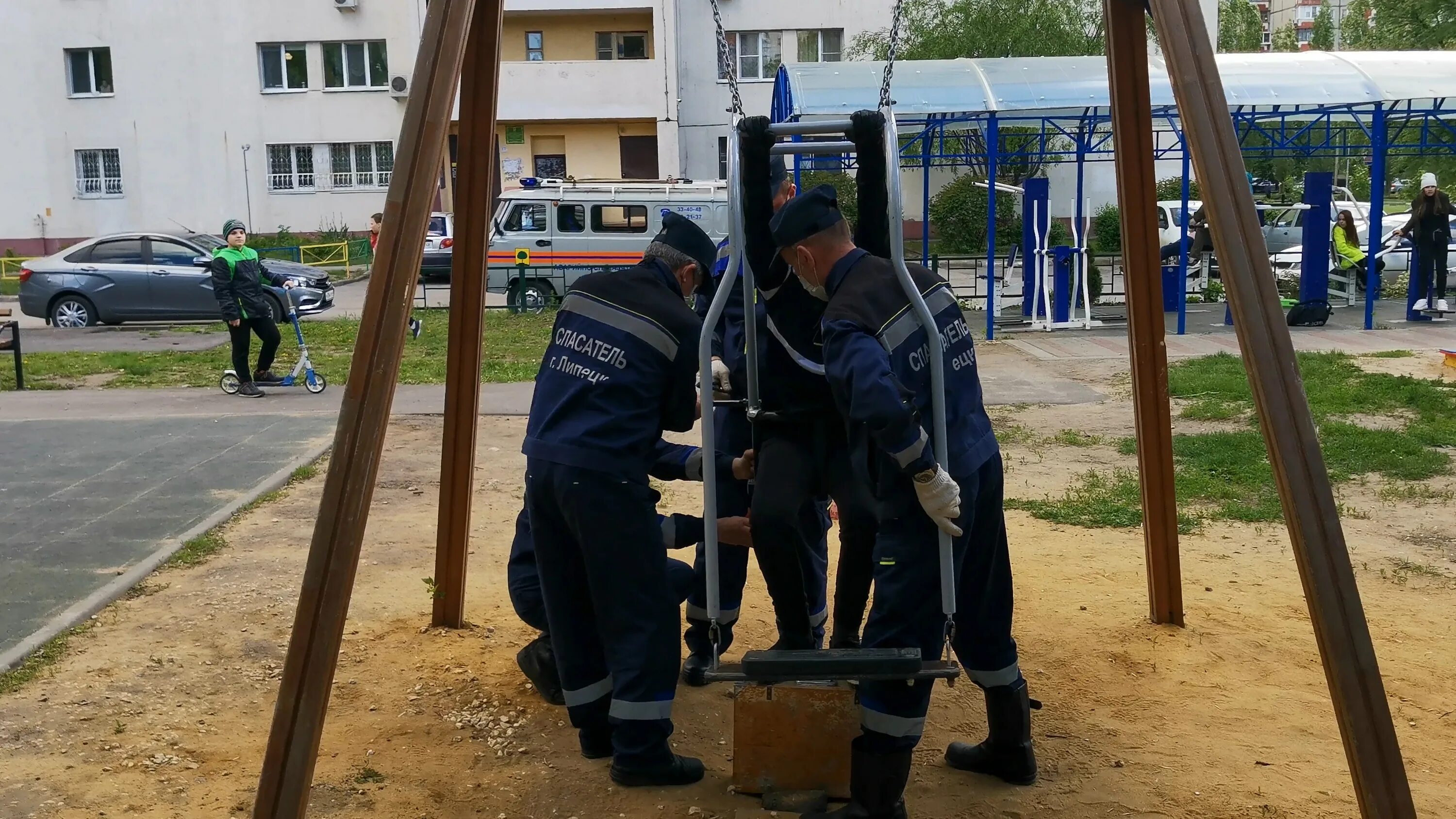 Детские площадки происшествие. Травмы на детских площадках. Травмы детей на детских площадках. Подростки на детской площадке.