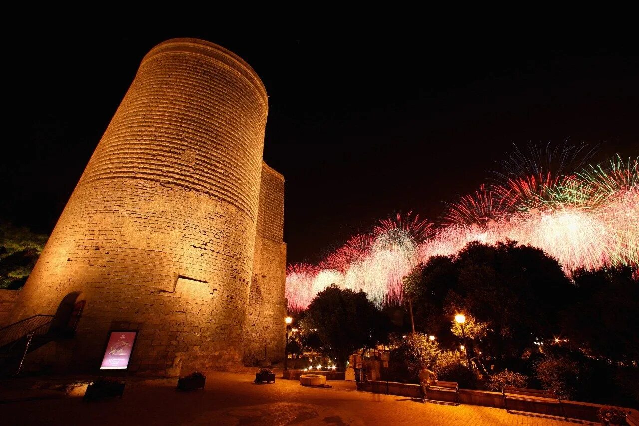 Девичья башня Баку. Башня гыз Галасы. Башня Azerbaijan Tower Баку. Азербайджан старый город Девичья башня. Достопримечательности азербайджана баку