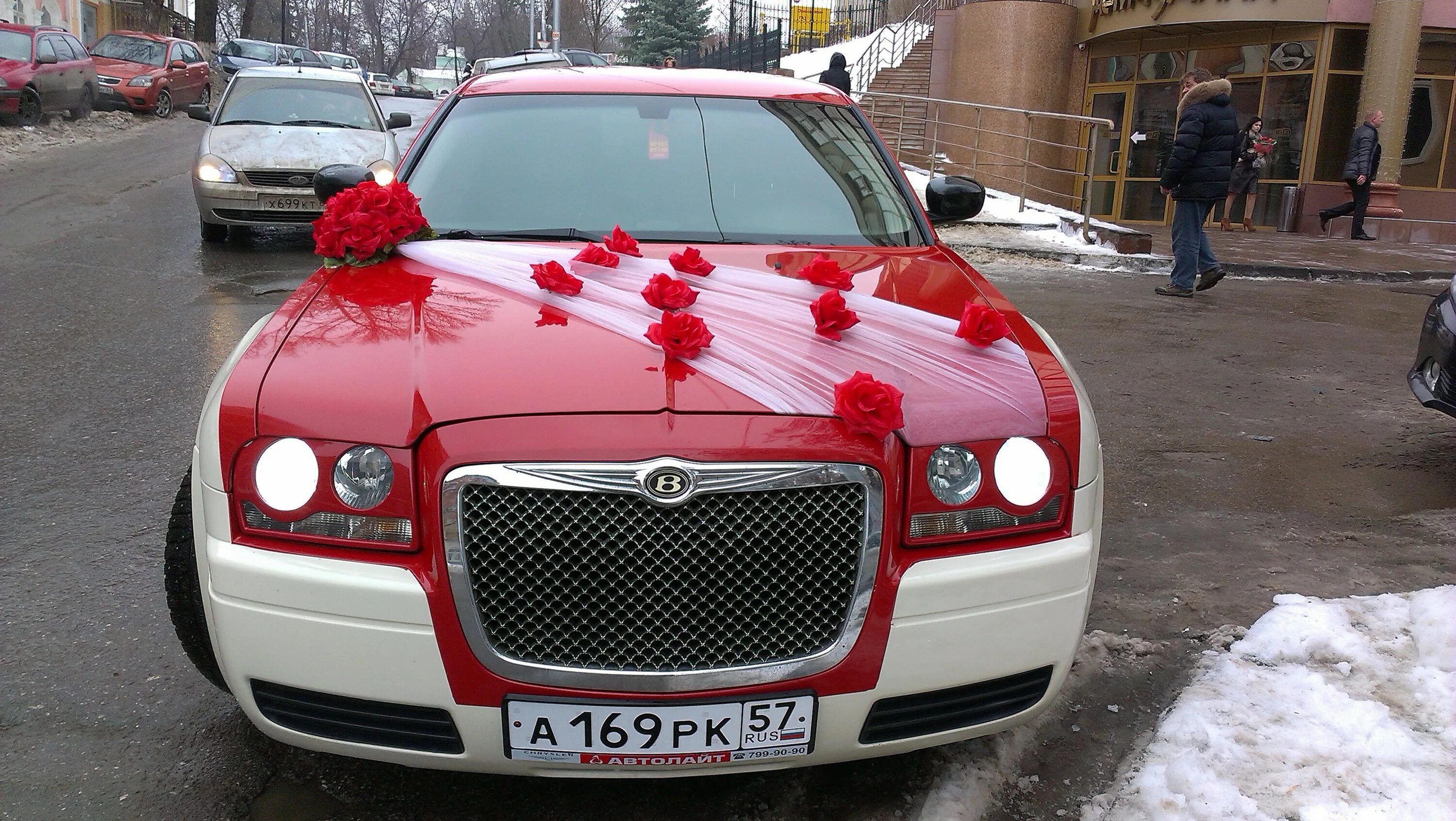 Бело красный автомобиль. Украшение красной машины на свадьбу. Свадебные украшения на красную машину. Украсить красную машину на свадьбу. Красно белая машина.