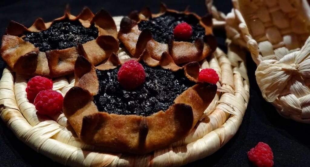 Калитки с ягодами. Удмуртские пирожки перепечи. Коми шаньги с брусникой. Калитки с ягодами. Карельские калитки с брусникой.