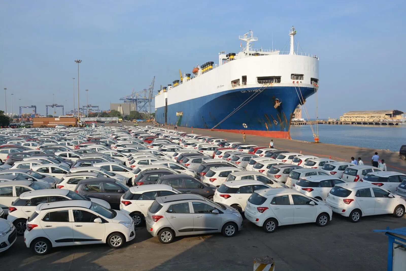 Сколько автомобилей в японии. Машины в порту. Паром с японскими автомобилями. Корабль с автомобилями. Паром для машин.