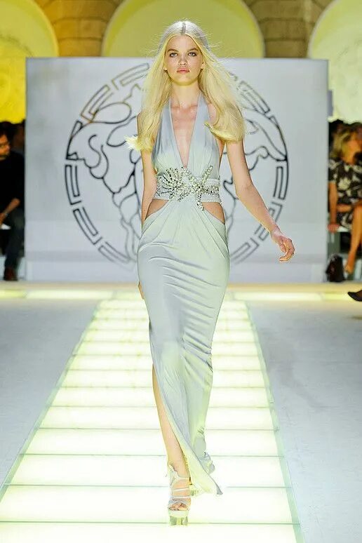 Модели версаче. Донателла версаче с моделями. Модели версаче. Модели версаче. Донателла версаче 2023.