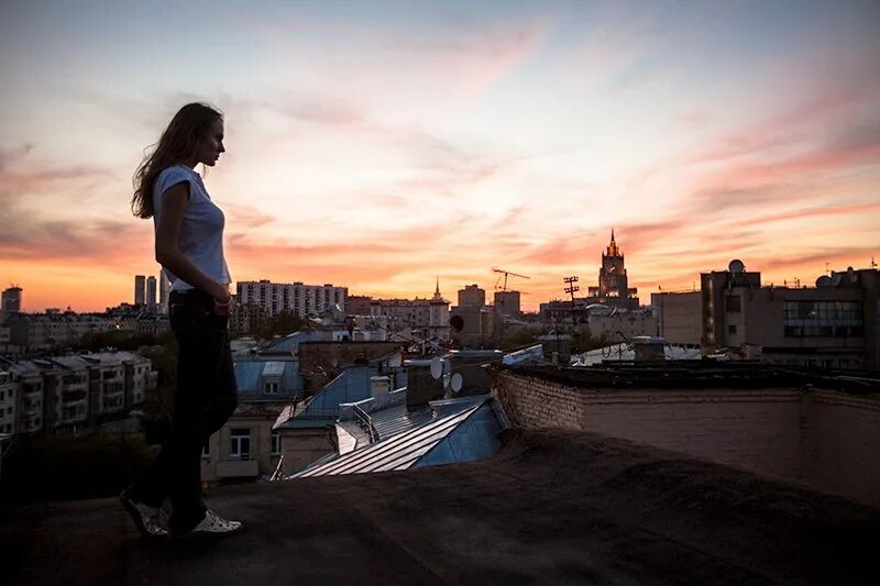 Девушка на краю крыши. Красивая девушка на крыше. Девушка сидит на крыше. Девушка на крыше. Человек на крыше.