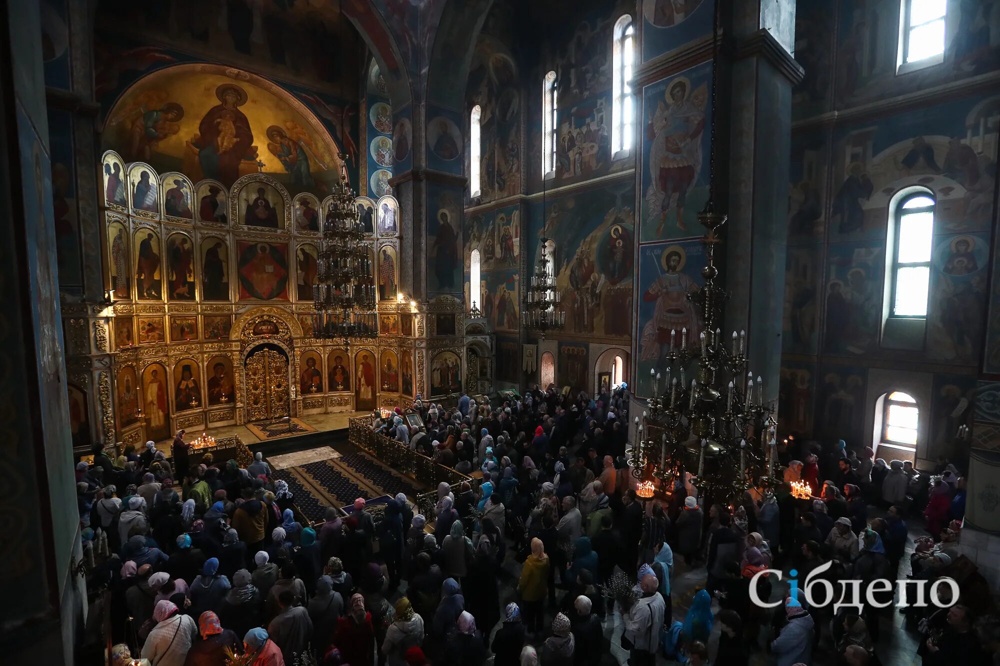 Воскресенье новокузнецк. Вербное воскресенье 2022. Церковь петра и февронии муромских, новокузнецк. Храм благоверных князей петра и февронии новокузнецк. Ул новокузнецкая ночью.