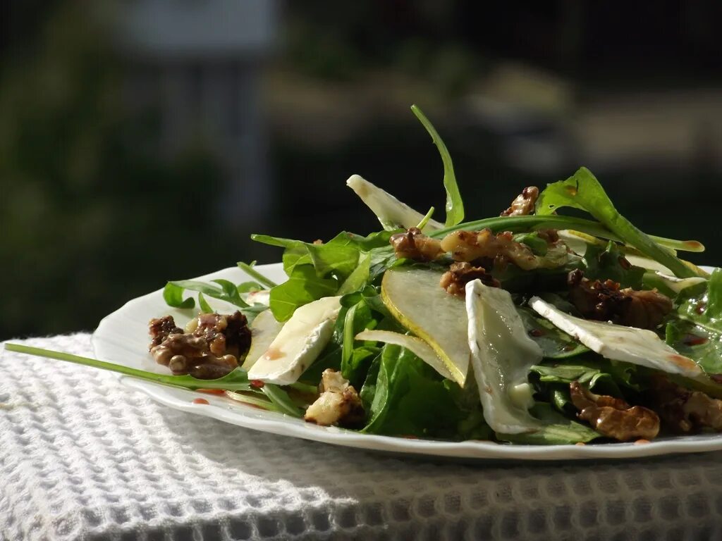 Салат с копченой курицей и грушей. Салат с уткой грушей и голубым сыром. Салат с грушей и сыром. Салат с хамоном и сыром дор Блю. Салат от шефа с грушей.