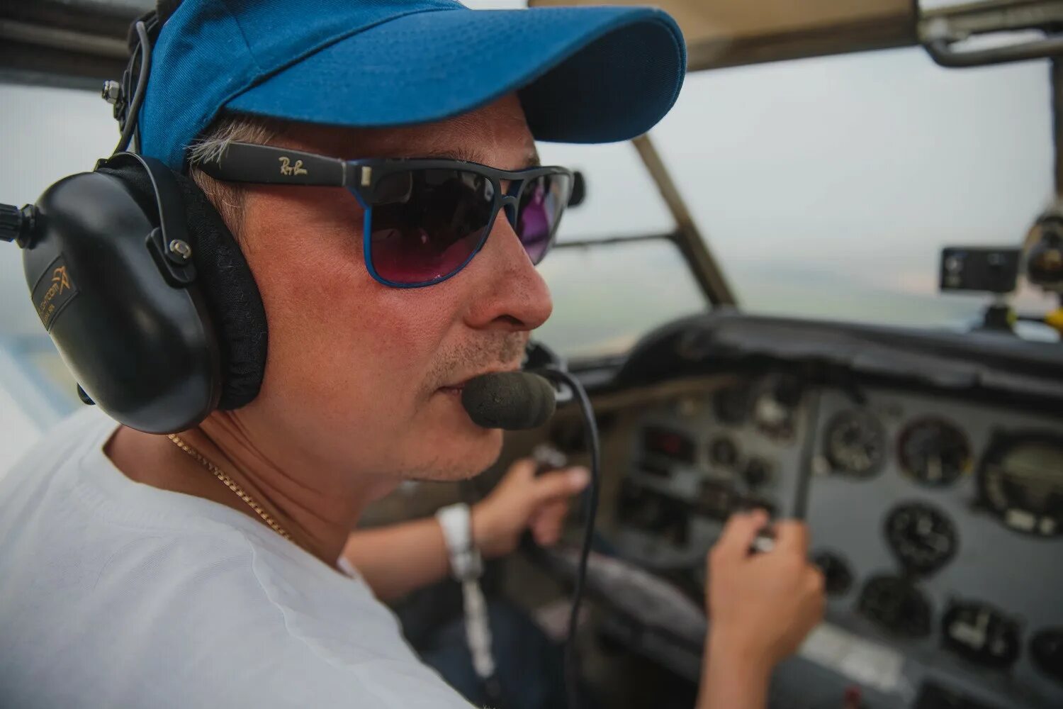 Лмс-901 кабина пилотов. Курсы пилота. Кабина летного экипажа. Пилот инструктор боинг 737. Профессия летчик.