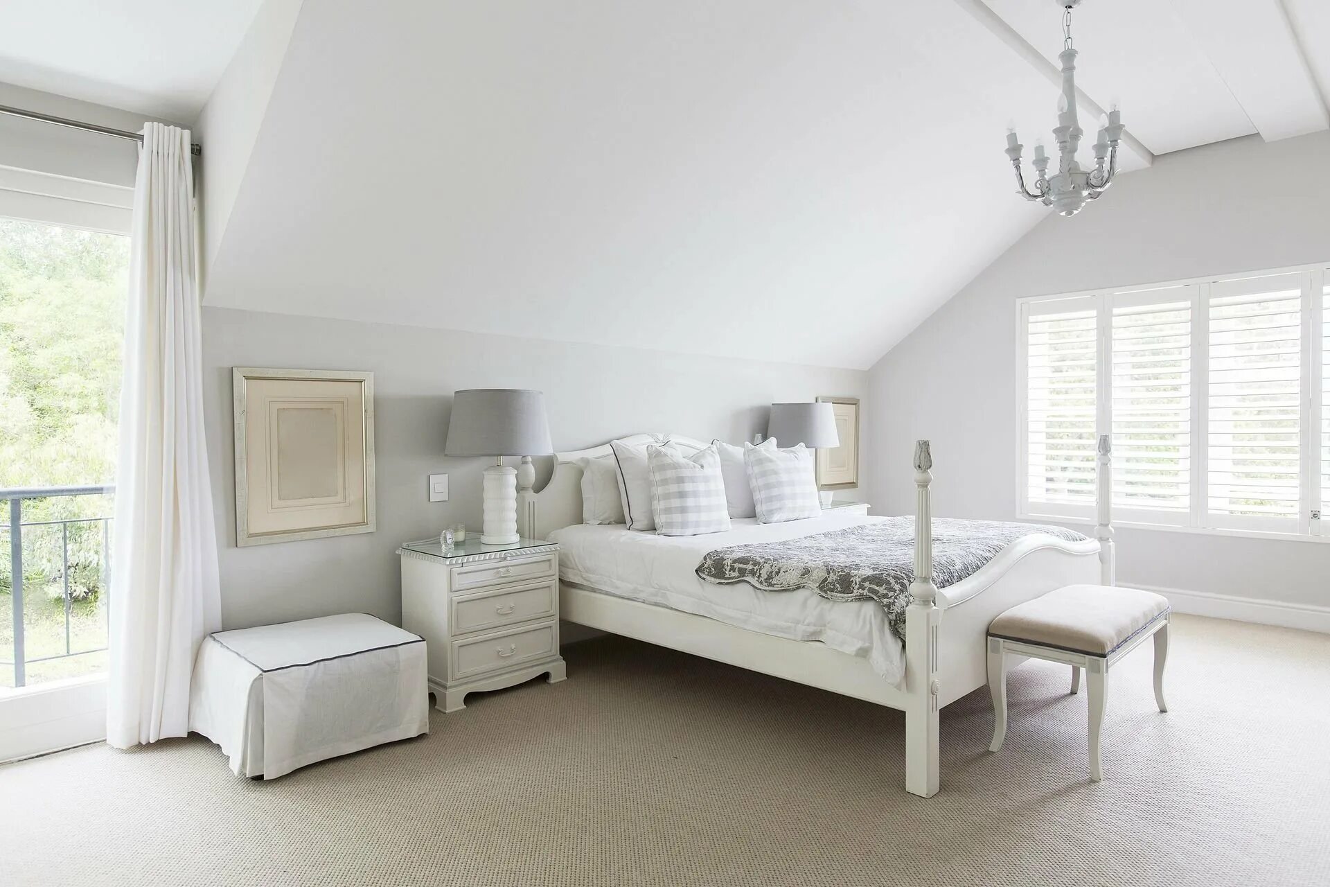 Какая комната светлая. Белая спальня. Комната в белом стиле. Комната с белой мебелью. Белый интерьер.