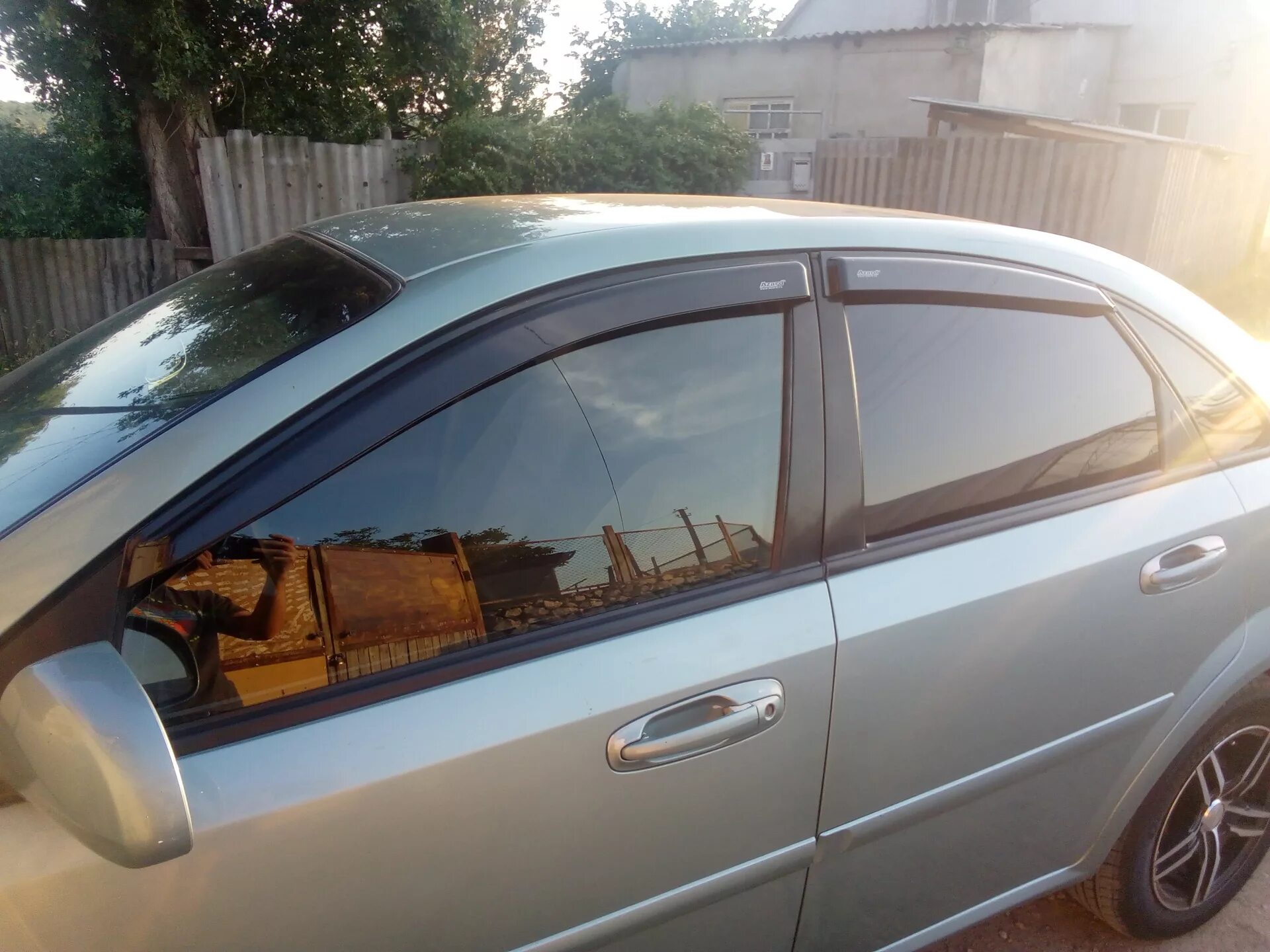 Дефлекторы боковых окон на шевроле лачетти седан. Лачетти седан дифлек дефлекторы. Ветровики на шевроле лачетти универсал. Шевроле лачетти хэтчбек с ветровиками. Дефлекторы лачетти.