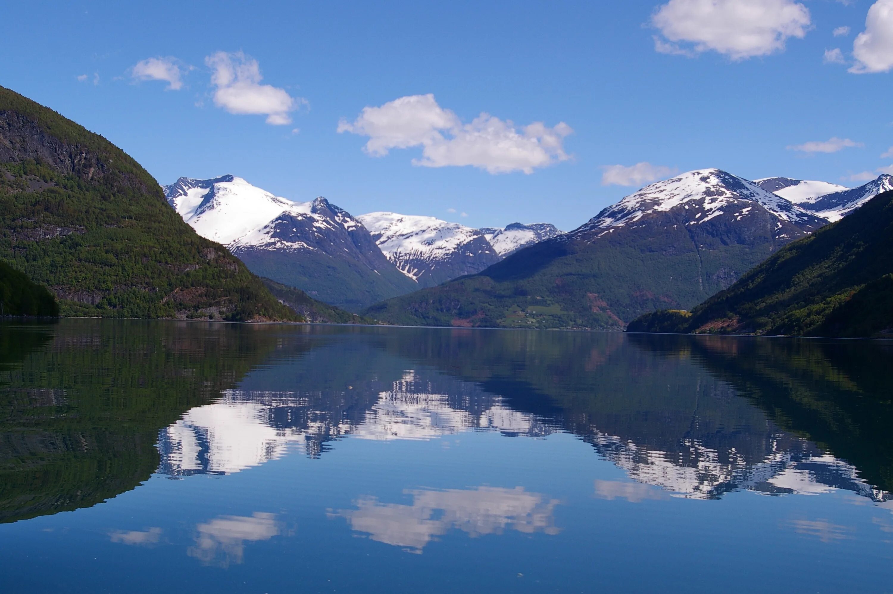 Особенности рельефа норвегии. Норвегия горный рельеф. Фьорды Норвегии. Норвегия холмы. Горные озера Норвегии.
