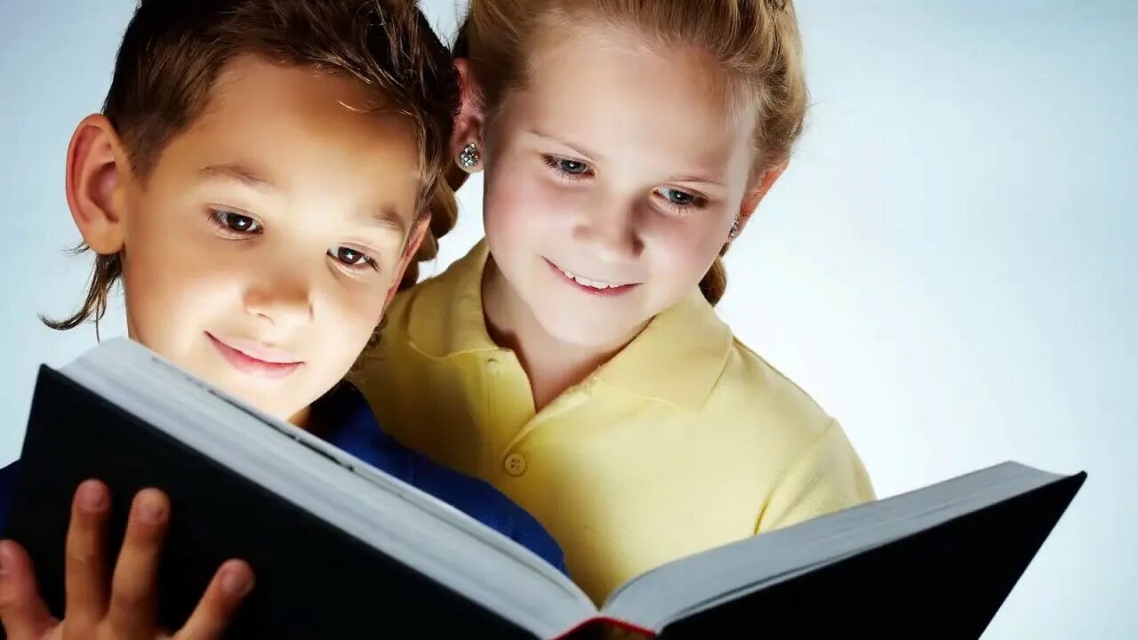 Эмоции школьника. Ребенок 7 лет. Ребенок 6 лет. Дети за партой. Интересы детей в 10 лет.