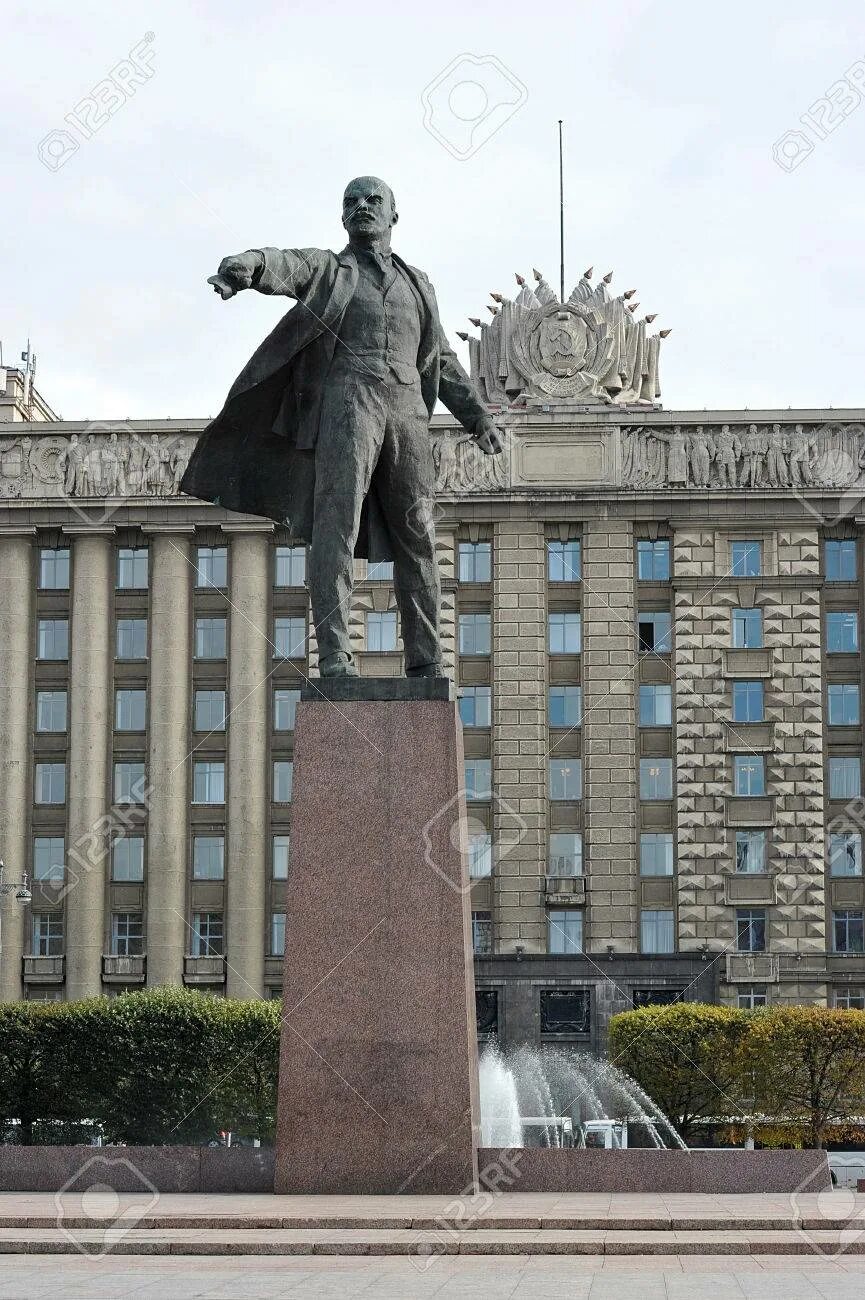 Памятник ленина на московском проспекте спб. М московская памятник ленину. Дом советов на московской площади. Метро московская памятник ленину. Санкт петербург метро московская памятник ленину.