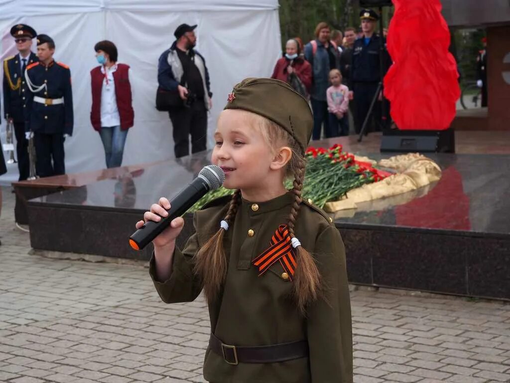 Масленица в саду победы челябинск 2024. День Победы Челябинск. Сад Победы. Сад Победы Челябинск. Платье на праздник 9 мая в садик.