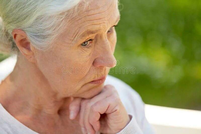 Старому возрасту. Грустная пожилая женщина. Унылая пожилая женщина. Фото пожилая женщина унылая. Фото хорошего качества грустные пожилые женщины.