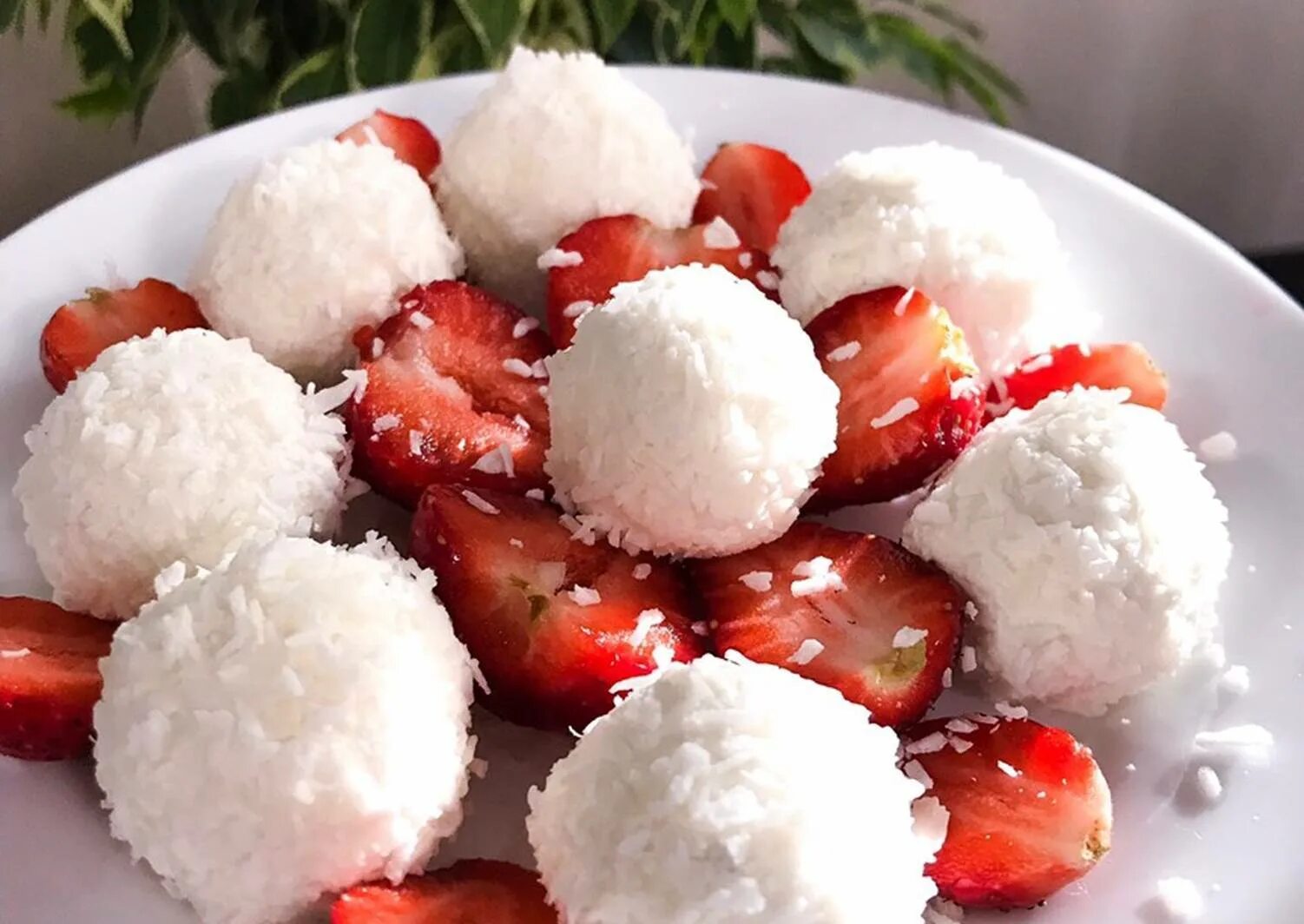 Кокосовые конфеты своими руками. Творожные шарики рафаэлло. Конфеты из кокосовой стружки баунти. Творожные шарики рафаэлло. Вкусняшки с кокосом.