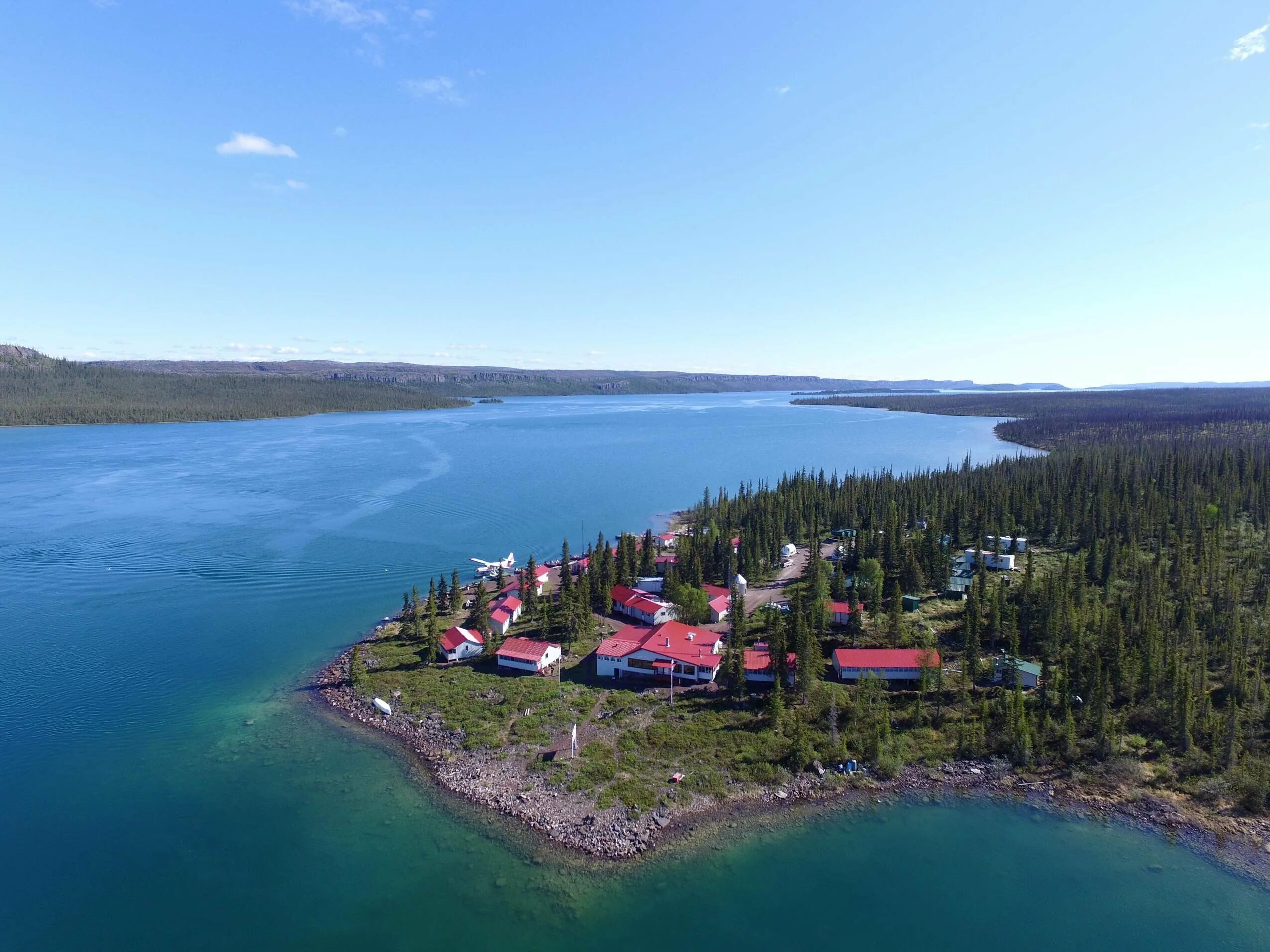 The world deepest lake is lake. Большое Невольничье озеро. Невольничье озеро Канада. Озеро большое Невольничье озеро. Большое Невольничье озеро в Северной Америке.