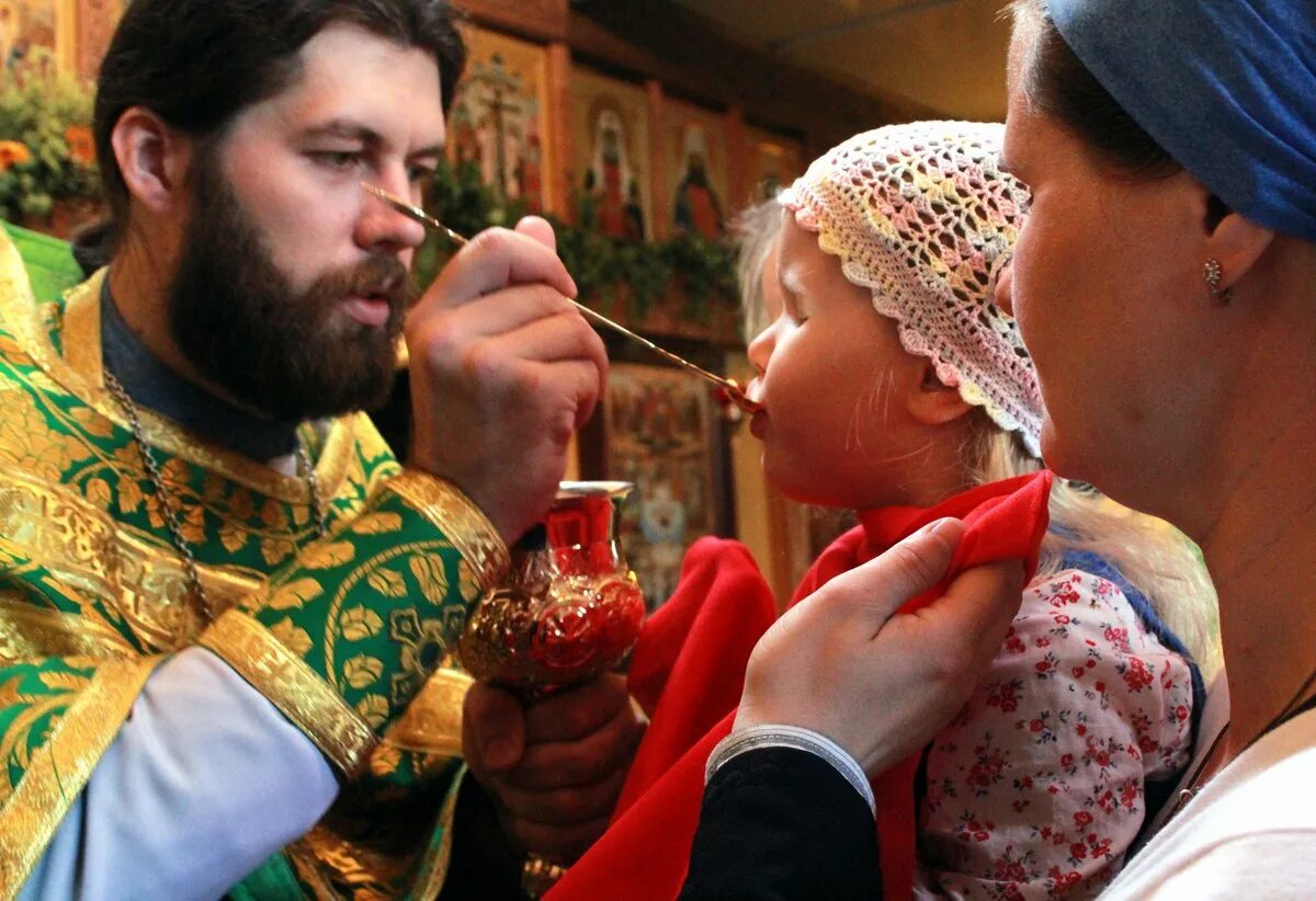 Москва для детей. Литургия для детей анна сапрыкина самая главная служба. Спасский храм андреевка фото девочки с подсвечником в журнале. Отец алексей веретельников. Литургия для детей анна.