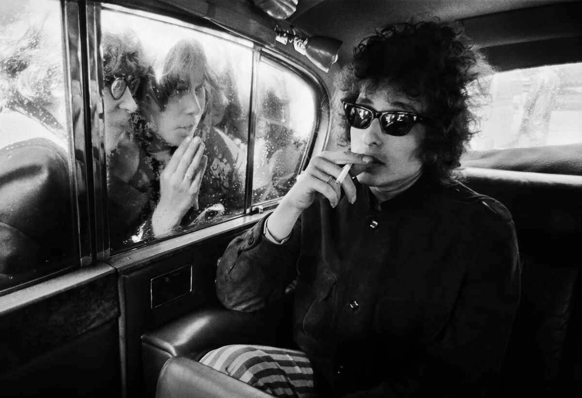 Bob must really the heating. Bob Dylan 1966. Bob Dylan in 1966. Боб Дилан в очках. Боб Дилан молодой в очках.