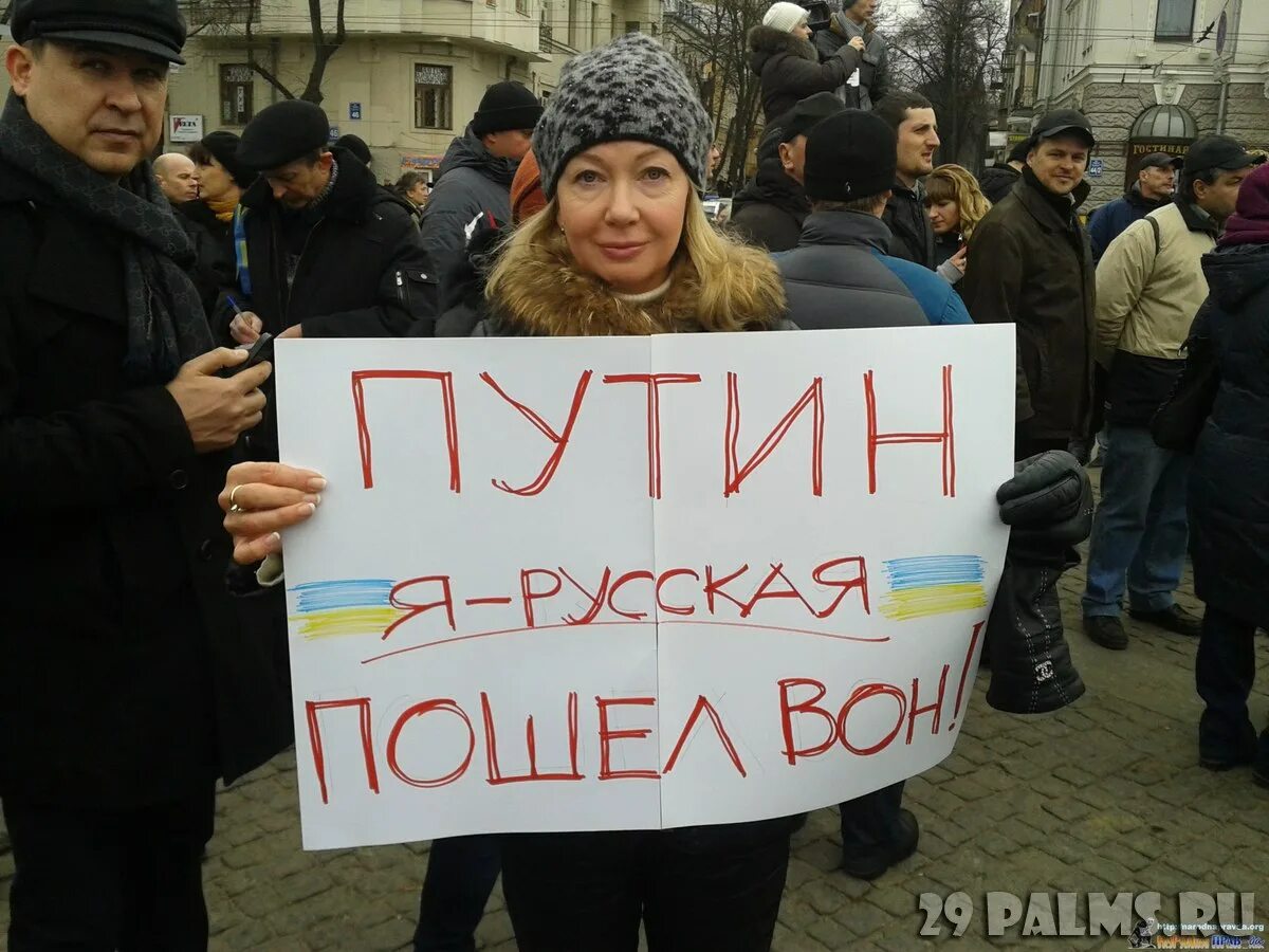 Украинки против русских. Русские против украинцев. Украинцы против Путина. Украинцы против россиян.