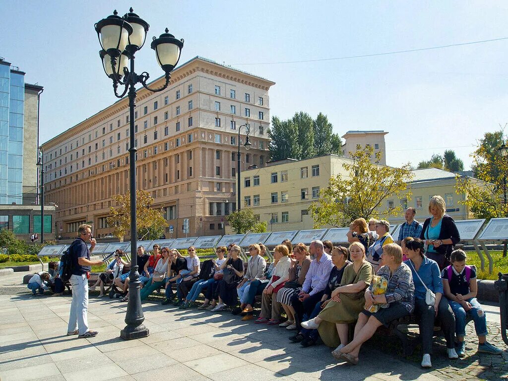 Пешие экскурсии долголетие. Пеший лекторий московское долголетие. Пешеходная экскурсия. Цсо зюзино сотрудники. Пенсионеры москвы.