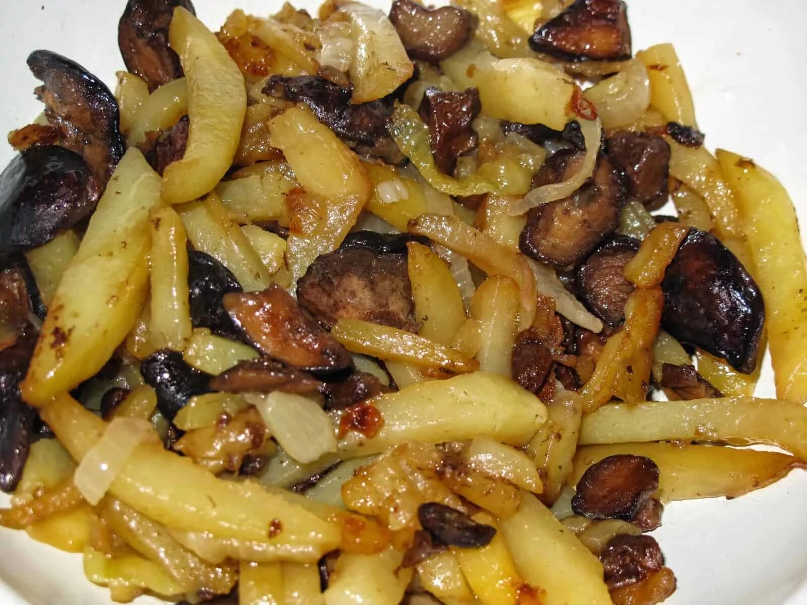 Как готовить жареные грибы. Жареная картошка с грибами. Карточки грибы. Картошка с грибами на сковороде. Картофель жареный с грибами.