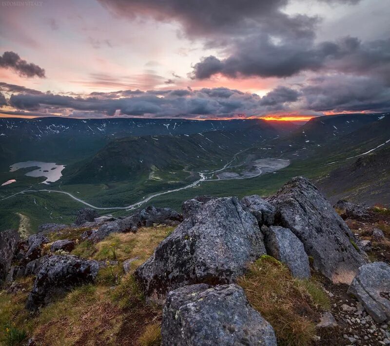 горы хибины. малое величие. малое величие. горы. человек на вершине горы.