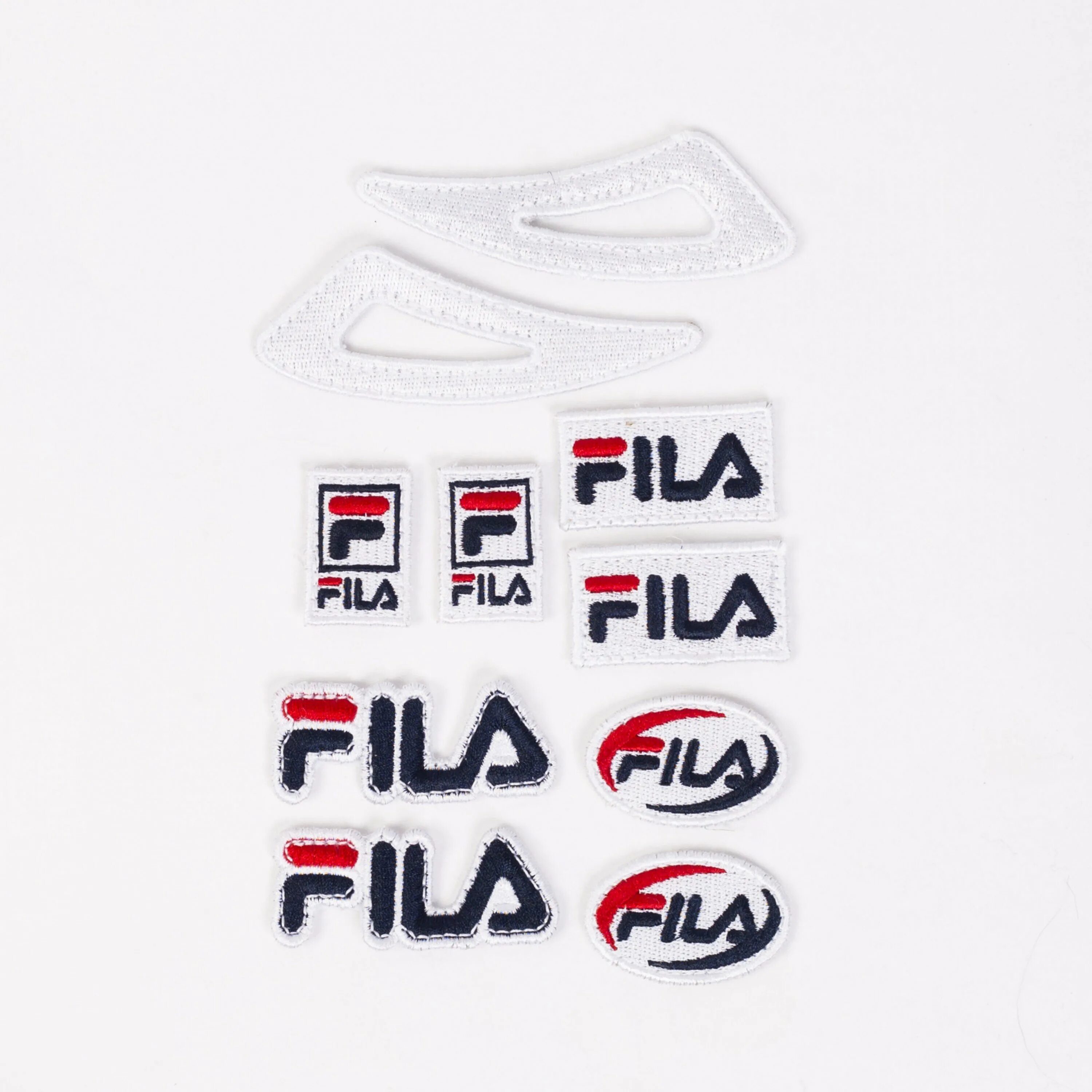 Спортивные термонаклейки. Кроссовки Fila Disruptor Patches. Спортивный бренд Fila. Марка одежды Фила Фила. Термонаклейка Fila на одежду.