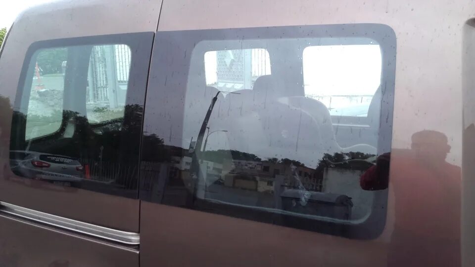 Стекло кадди. Кадди 2003. Лобовое стекло volkswagen caddy 3. Volkswagen caddy стекло боковое. Volkswagen caddy лобовое стекло.