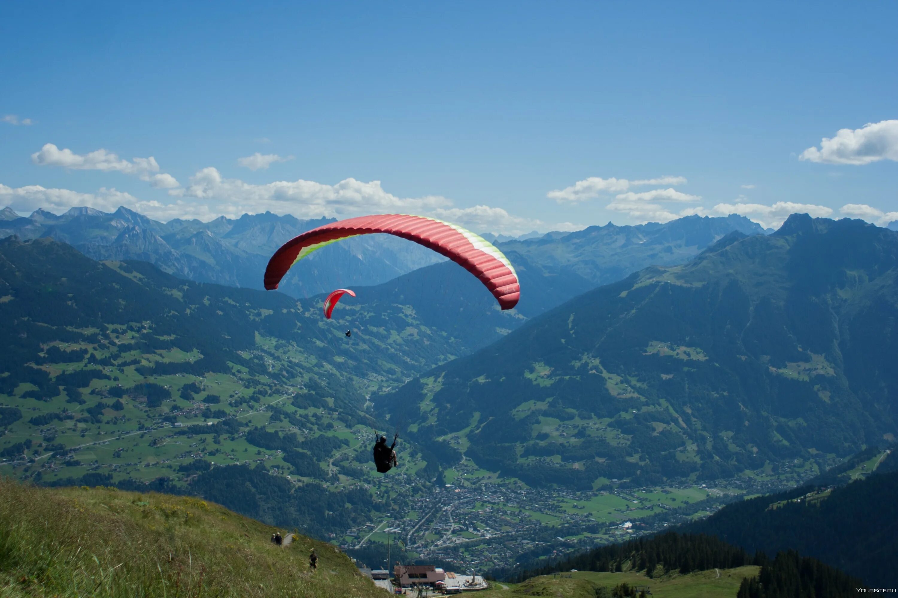 Человек на параплане. Полет на параплане в тандеме. Параглайдинг в шотландии. Парапланеризм. Парапланеризм.