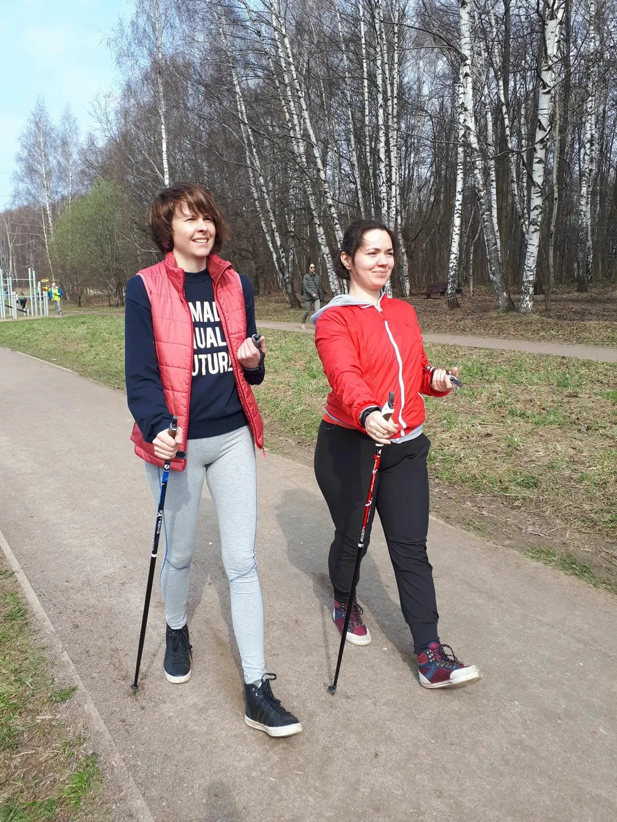 Полюстровский парк скандинавская ходьба. Соревнования по скандинавской ходьбе. Инструктор по скандинавской ходьбе. Скандинавская ходьба. Тамара шалдырван скандинавская ходьба.