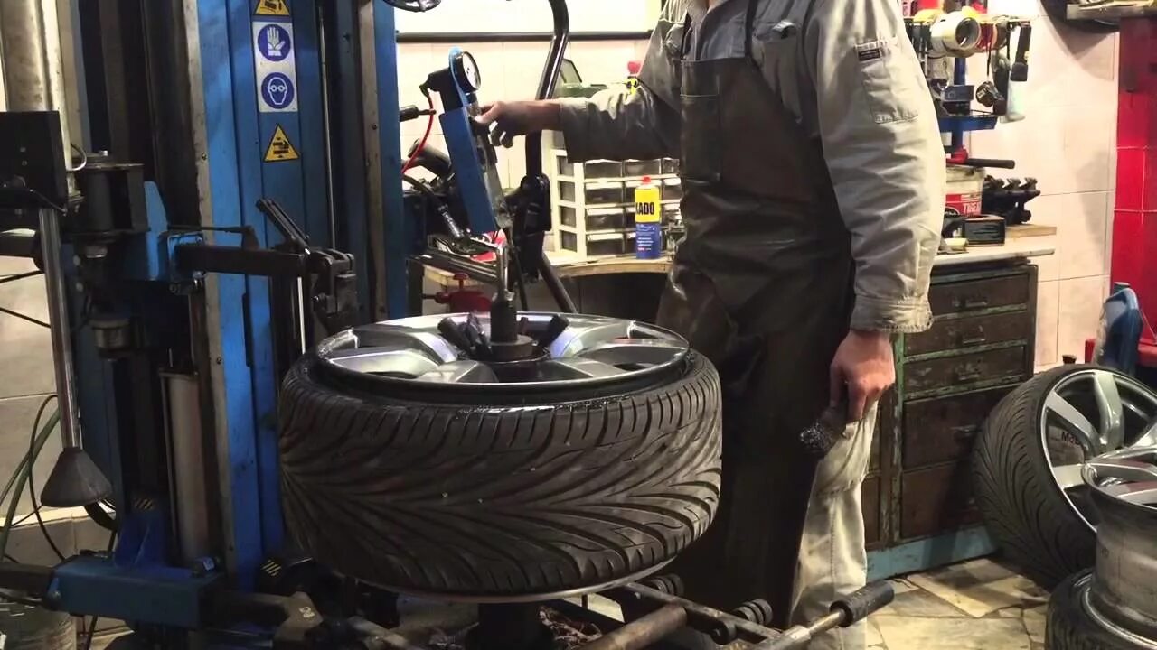 Калач шиномонтаж. Шиномонтажный станок ravaglioli. шиномонтажный станок golden 910. станок росвик шиномонтажный. golden 900 шиномонтажный станок.