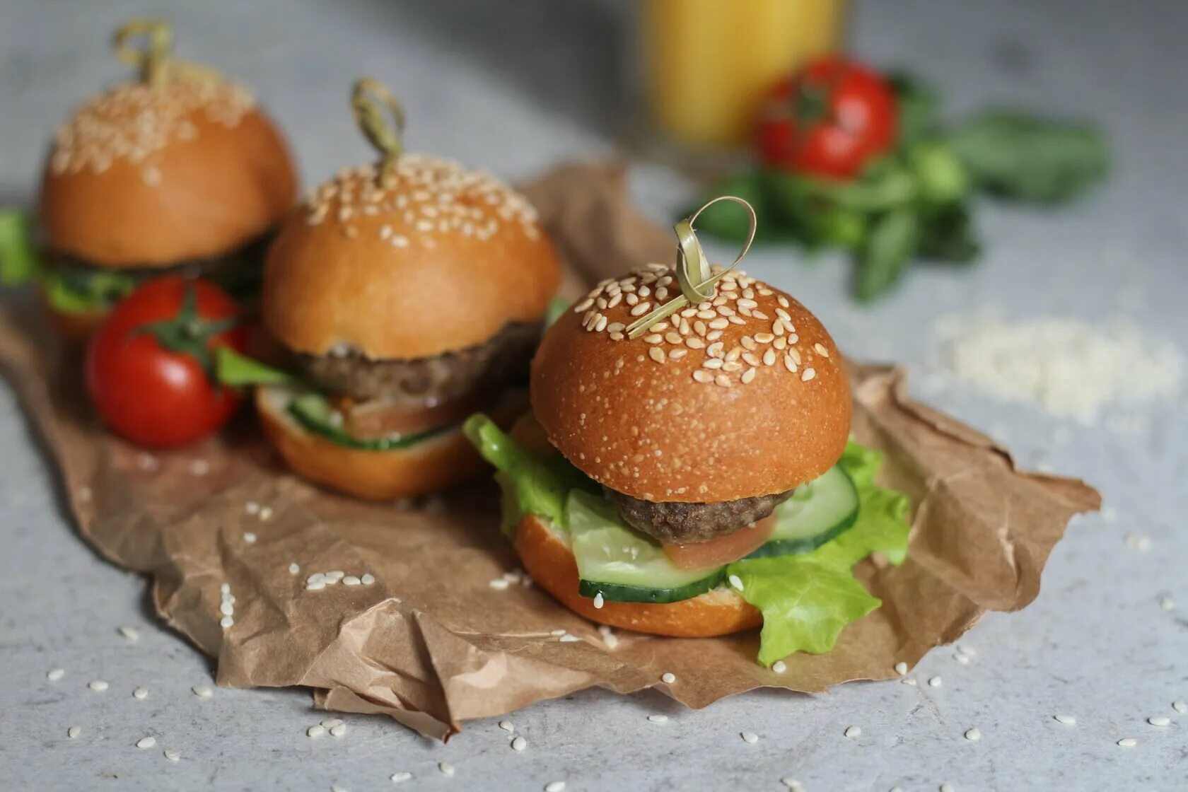 Черные мини бургеры. Мини бургер для детей. Мини бургеры москва. Мини бургеры. Мини гамбургеры для фуршета.