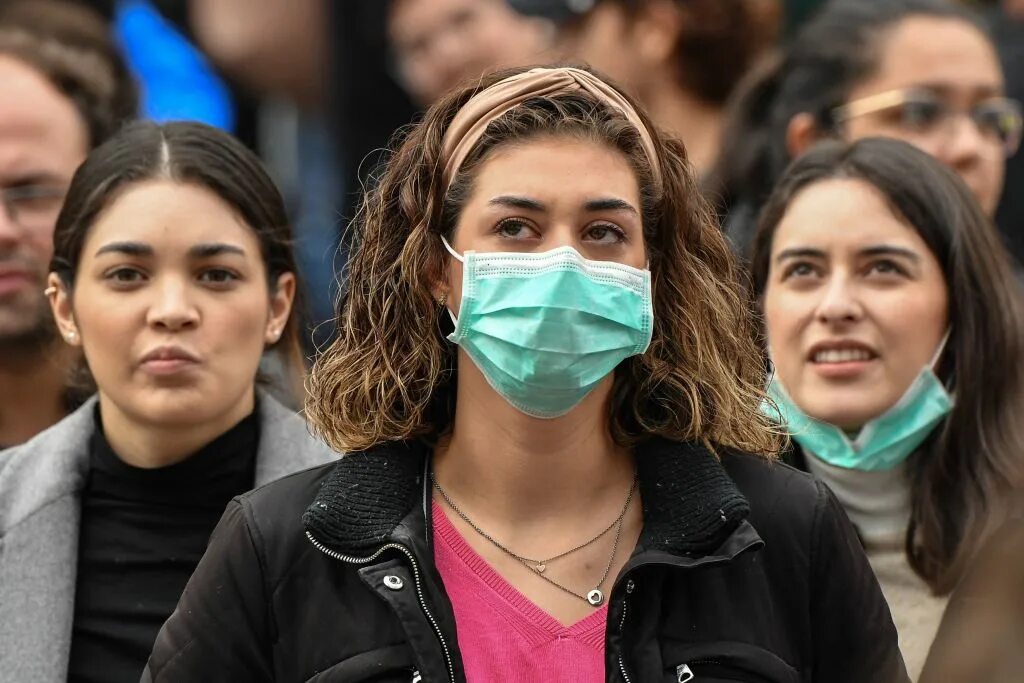 Женщины после коронавируса. Италия люди внешность. Человек в маске ковид. Страшные испанские женщины. Италия маска на улице.