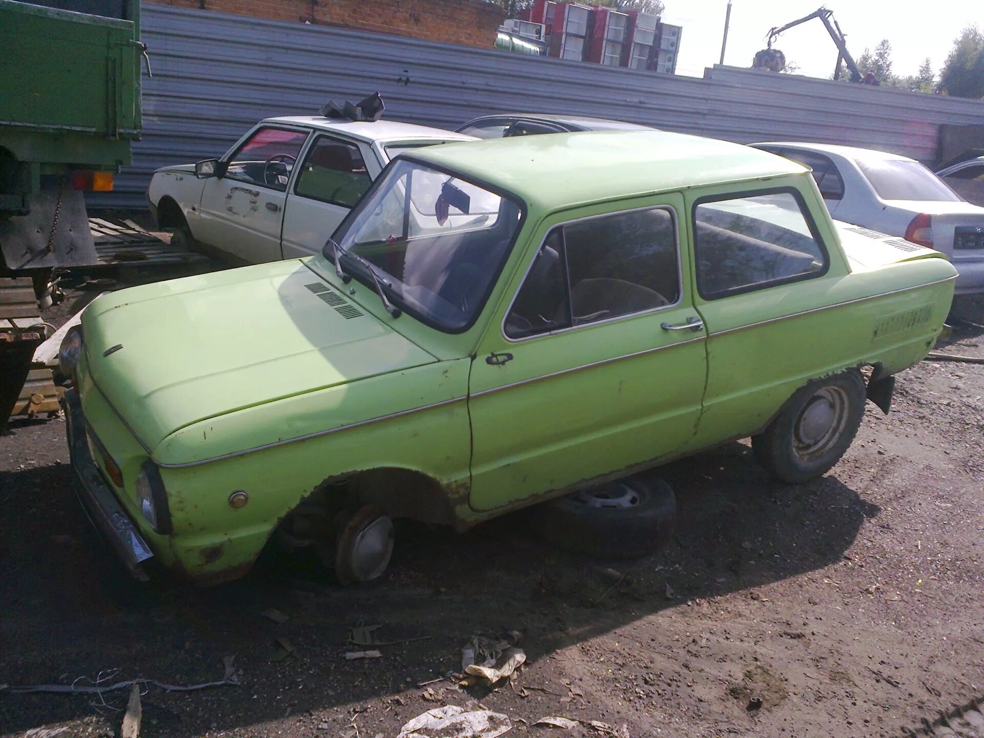 Разборка заз. Авторазборка заз. запорожцы авторазборка. запорожец автомобиль в разборе. разобранный запорожец.