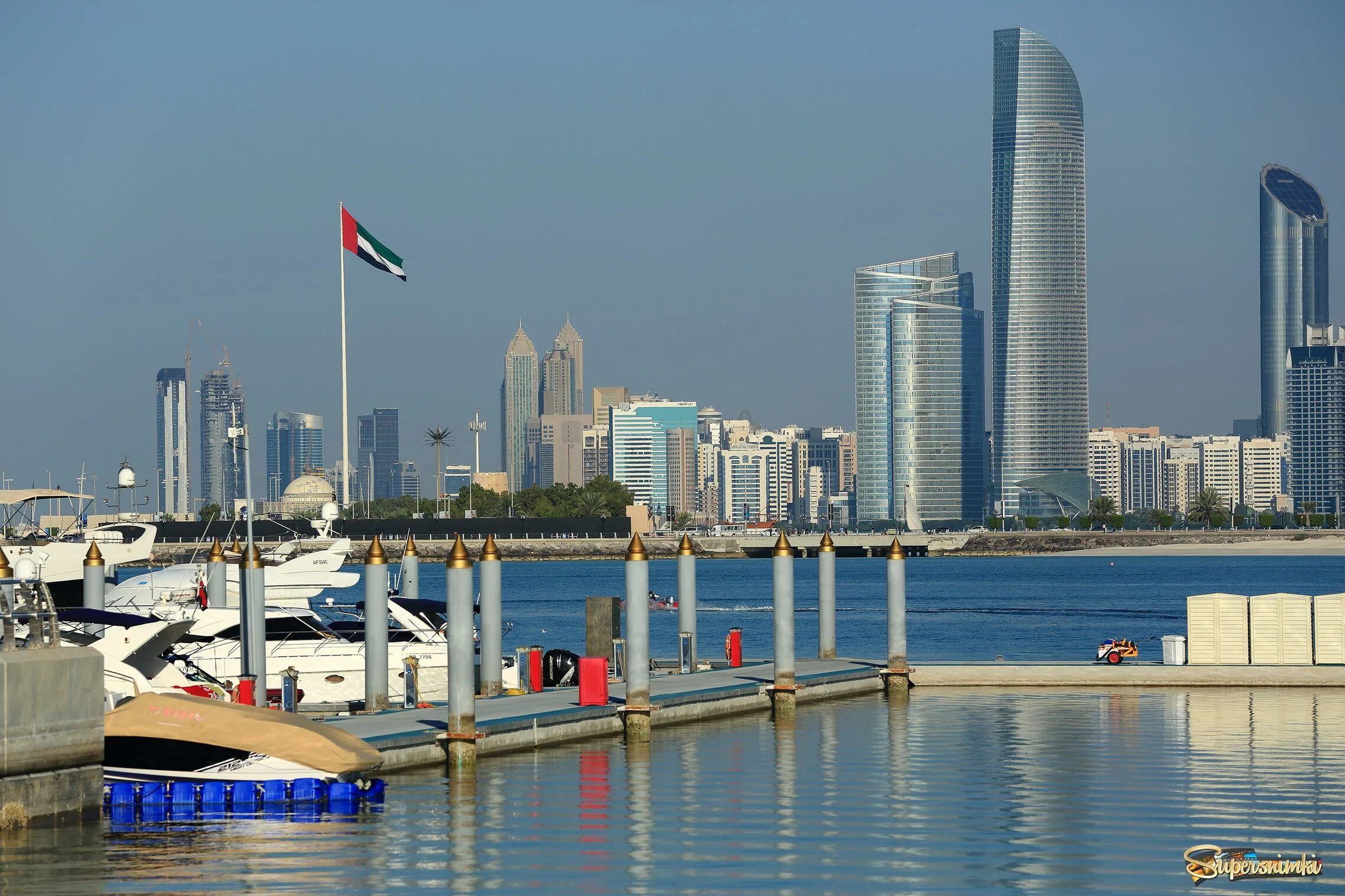 Корниш набережная абу. Набережная Корниш в Абу-Даби. Набережная Corniche Абу Даби. Набережная Корниш Доха. Прогулочная набережная в Абу Даби.