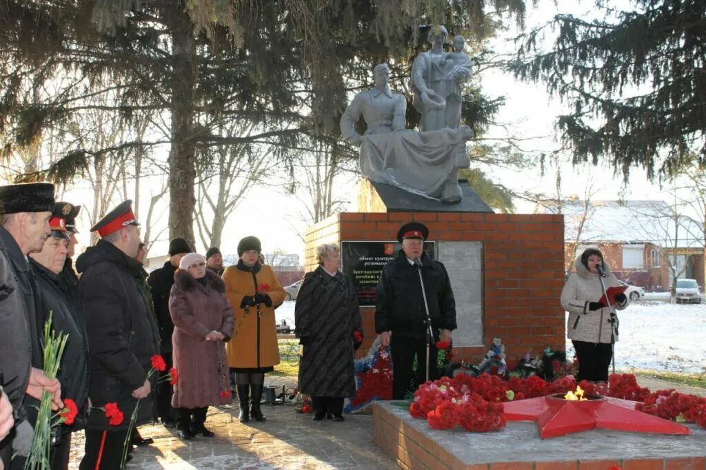 Дядьковская станица краснодарский край. Станица Дядьковская Краснодарский край достопримечательности. Обелиск славы ст. Дядьковская. Обелиск станица Дядьковская. Станица Дядьковская - Родина Захарченко.