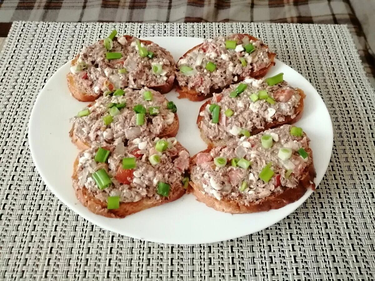 Печеночный бутерброд. Бутерброды с печенью трески. бутеры с печенью трески. бутерброды с печенью трески на праздничный. бутерброды с печенью трески и огурцом.