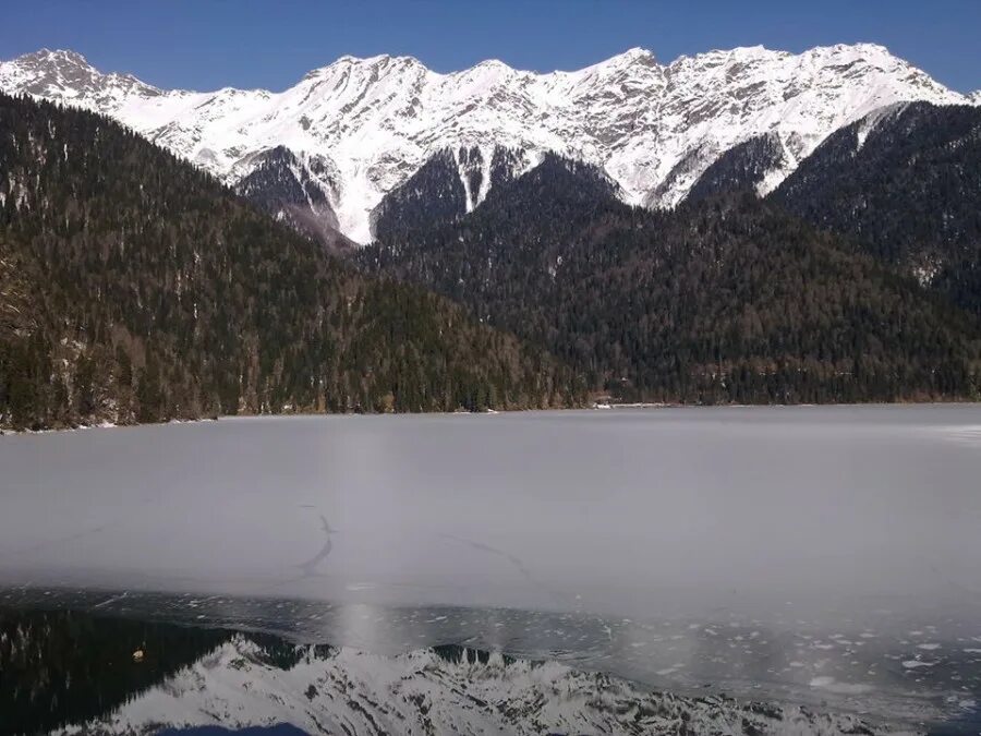 Замерзают ли озера. Абхазия Рица зимняя Белуха. Озеро Рица замерзает. Рица Абхазия зимой. Озеро Рица во льду.