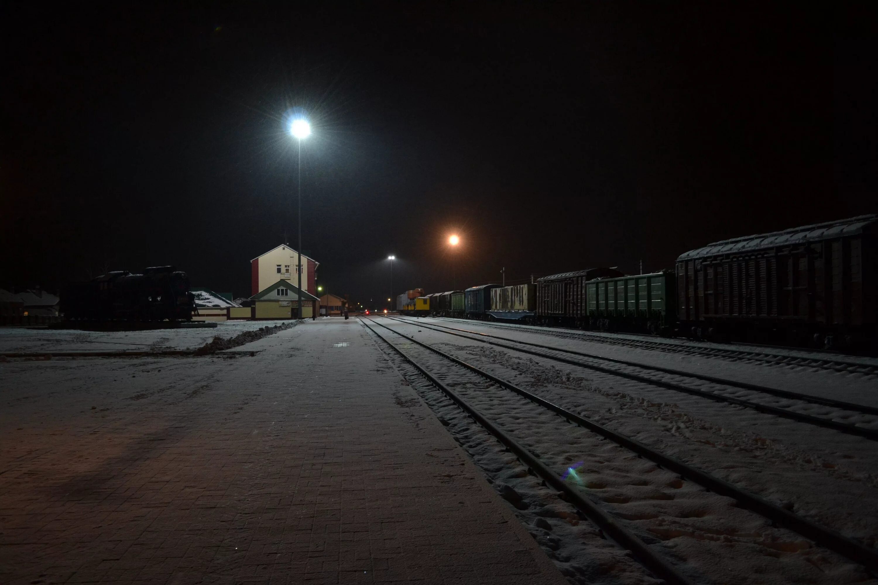 Станция Няндома вокзал зимой. Ночной вокзал. Ночной поезд. Поезд ночью зимой. Включи станцию на ночь