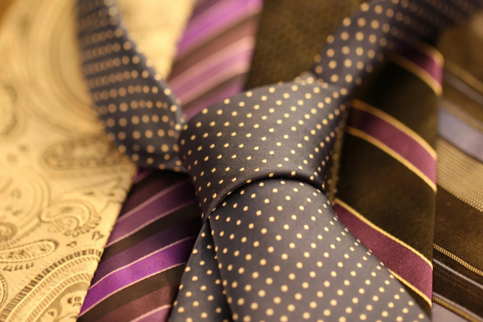 Галстук нотариуса что это. Галстук мужской. Яркий галстук. Старомодный галстук мужской. Галстук исторический.