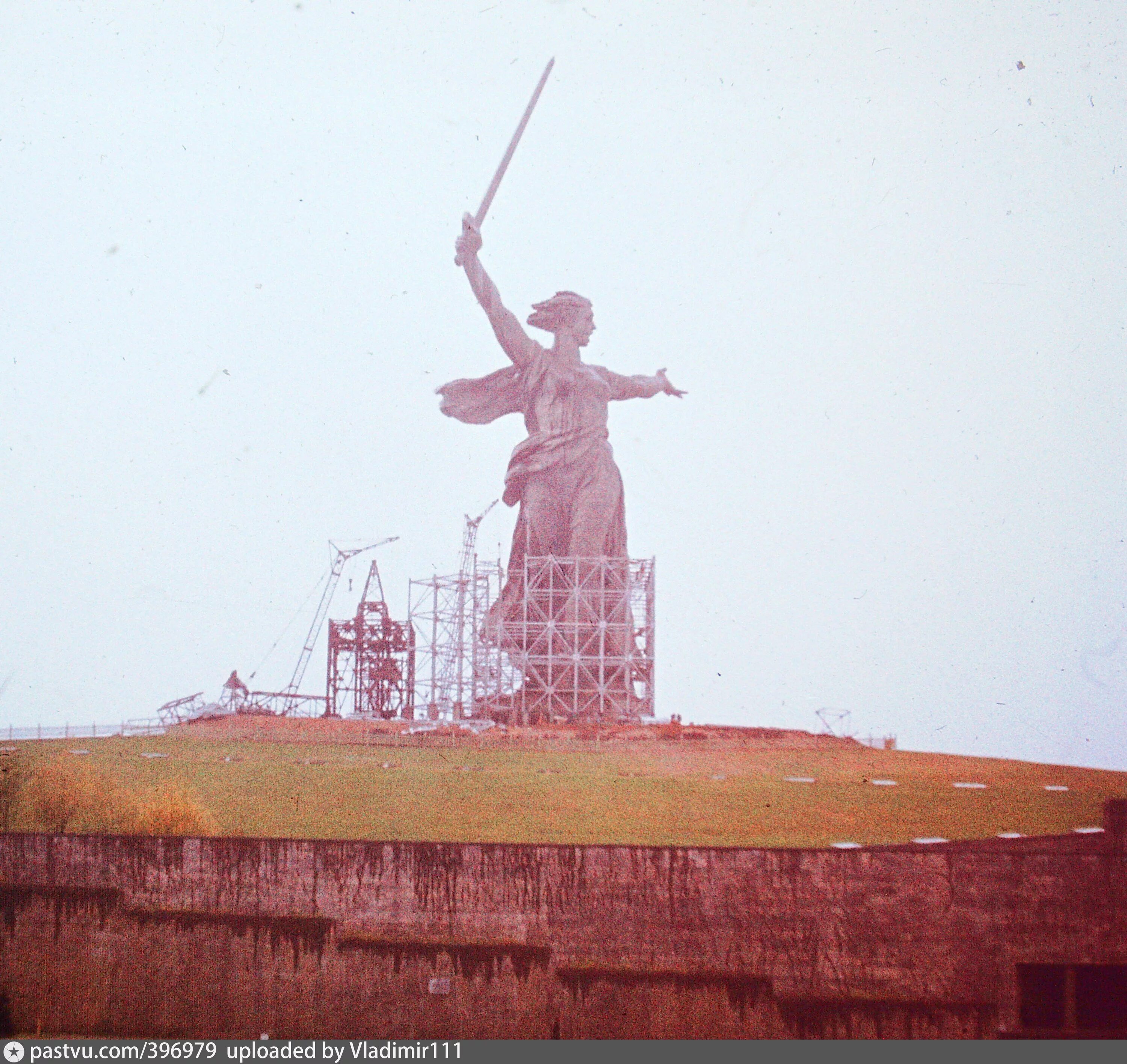 Строится памятник
