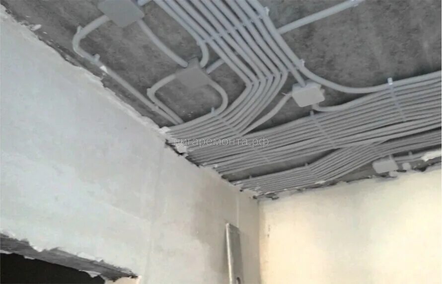 Прокладка кабеля по потолку. Электрика по потолку. Прокладка электропроводки по потолку. Электропроводка по потолку в гофре. Электрика по потолку в частном доме.