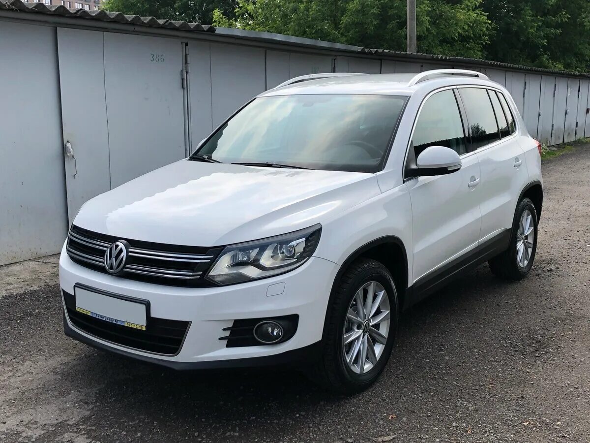 Фольксваген тигуан 2013 купить. Tiguan 1 поколение Рестайлинг. Тигуан 1 Рестайлинг белый. Volkswagen Tiguan 2011 — 2019 i Рестайлинг белый.