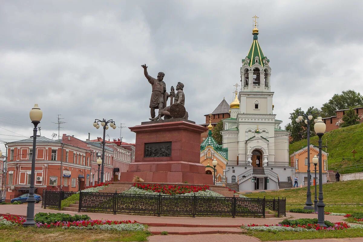 Нижний новгород назван. Площадь народного единства в Нижнем Новгороде. Площадь Минину и Пожарскому Нижний Новгород. Нижегородский Кремль памятник Минину и Пожарскому. Памятник на площади Минина и Пожарского в Нижнем Новгороде.